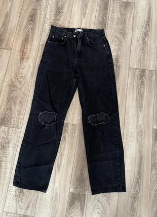 Черные прямые джинсы с разрезами7 фото