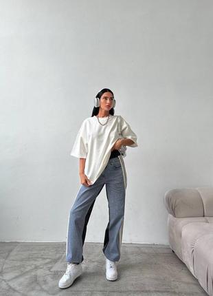 Топовий спортивний костюм с джинсами та білою футболкою, комбінований жіночий костюм