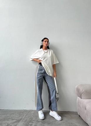 Топовий спортивний костюм с джинсами та білою футболкою, комбінований жіночий костюм