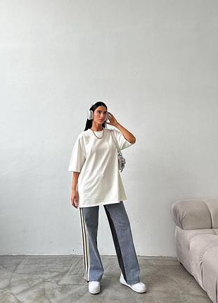 Топовий спортивний костюм с джинсами та білою футболкою, комбінований жіночий костюм