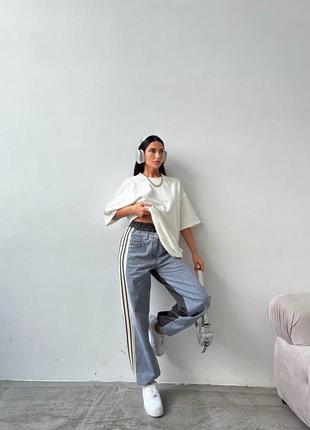 Топовий спортивний костюм с джинсами та білою футболкою, комбінований жіночий костюм