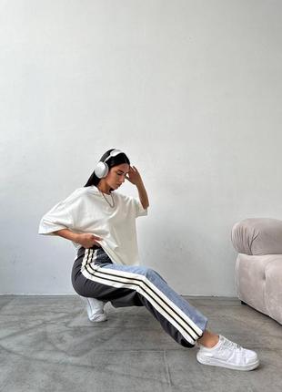 Топовий спортивний костюм с джинсами та білою футболкою, комбінований жіночий костюм