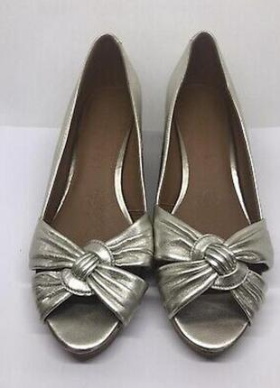 Босоніжки на танкеткі