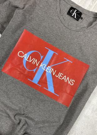 Сіра футболка calvin klein: стильний червоний логотип2 фото