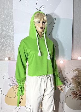 Яскраве укорочене худі із завʼязками на рукавах