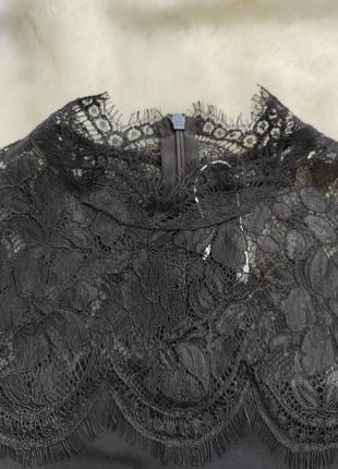 Вечернее нарядное черное короткое платье с ажурным верхом гипюр плечами рукавами под горло8 фото
