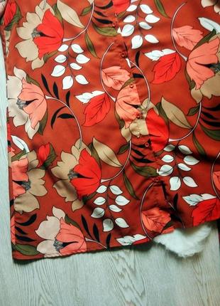 Красное коричневое короткое платье на пуговицах трапеция цветочный принт вырез декольте4 фото