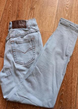 Голубые джинсы