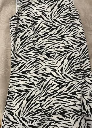 Платье с актуальным принтом