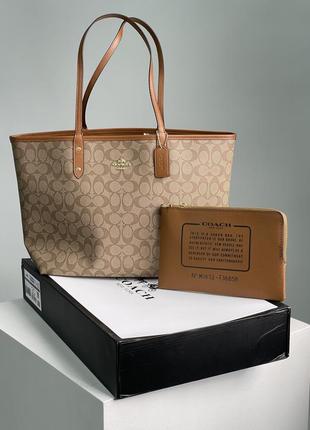 Женская сумка шоппер в стиле coach reversible signature city tote khaki saddle premium.