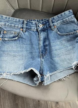 Короткі джинсові шорти з середньою посадкою