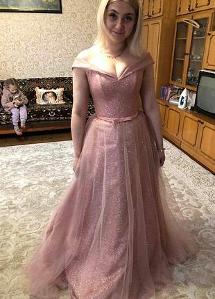 Пишна рожева сукня