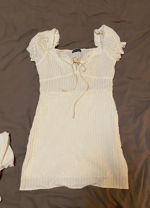 Біла коротка трендова сукня