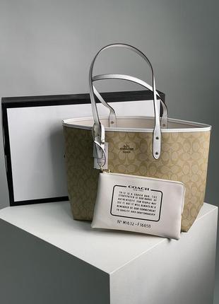 Жіноча сумка шопер в стилі coach reversible signature city tote chalk/light khaki premium.