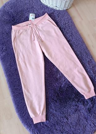 Розовые спортивные штаны.