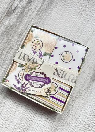 Парфюмированный подарочный набор baylis & harding jojoba, vanilla & almond oil luxury твердое туалетное мыло для рук лаванда роза