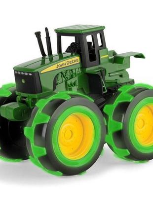 Іграшковий трактор john deere kids monster treads з великими світними колесами (46434)