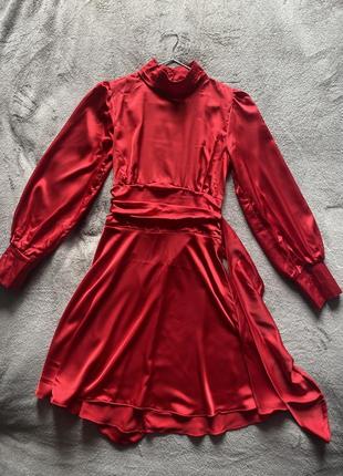 Червона сукня з відкритою спинкою