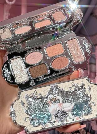 Палетка теней swan ballet от flower knows black swan (черная)