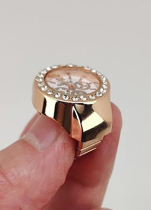 Часы-кольцо на палец с белым циферблатом и стразами (цвет-медное золото) арт. 05073