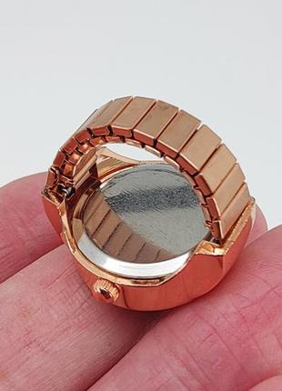 Часы-кольцо на палец с белым циферблатом и стразами (цвет-медное золото) арт. 05073