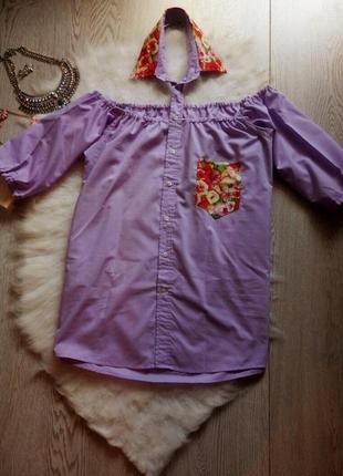 Лиловая рубашка с открытыми плечами воротником карманом в цветочный принт фиолет