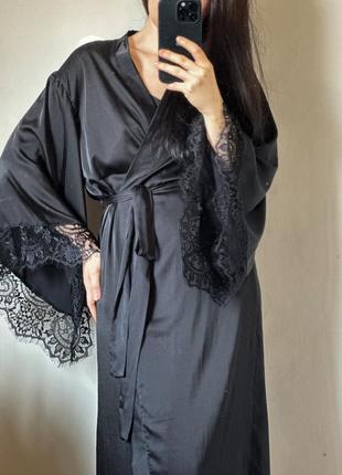 Жіночий довгий халат із шовка чорний на запах з широким рукавом та мереживом