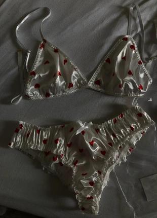 Атласний комплект жіночої нижньої білизни в червоні сердечка трусики та ліф набір1 фото