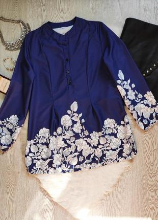 Синяя длинная рубашка блуза туника с белым цветочным принтом рисунком нарядная стойка1 фото