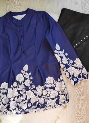 Синяя длинная рубашка блуза туника с белым цветочным принтом рисунком нарядная стойка5 фото