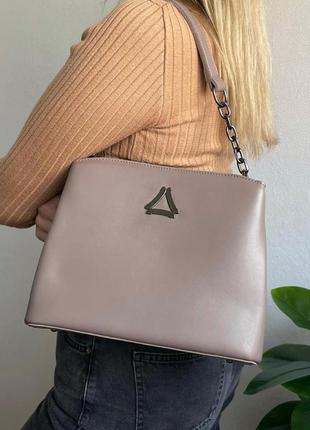 Якісна жіноча сумка темний беж містка сумка на плече сумка з плечовим ременем ланцюжок через плече