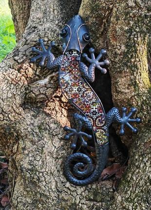 Очень стильная металлическая ящерица геккона настенный декор7 фото