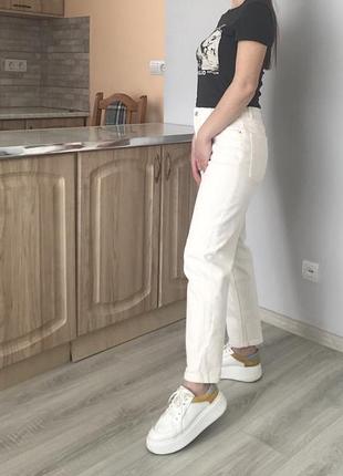 Джинси, джинси молочного кольору