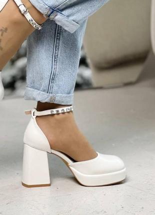 Женские туфли на каблуке белые на застежке туфельки блочный каблук с ремешком стразами туфлы квадратный носок на каблуке bratz