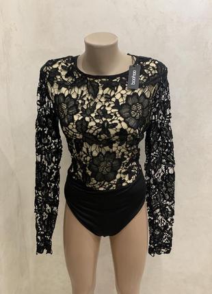 Женское боди черного цвета с гипюровыми рукавами с кружками