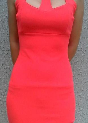 Розовое мини платье в обтяжку по фигуре с вырезами на декольте переплетами карандаш