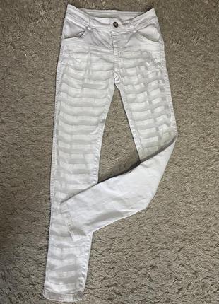 Брюки белые джинсовые с вставками спереди