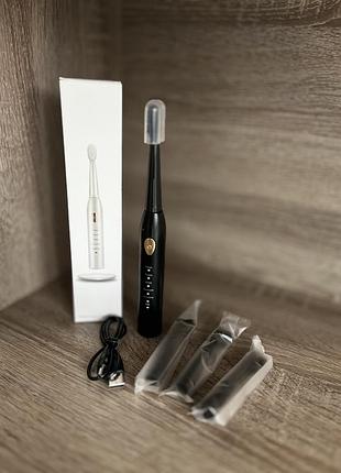 Зубная щетка со сменными насадками.