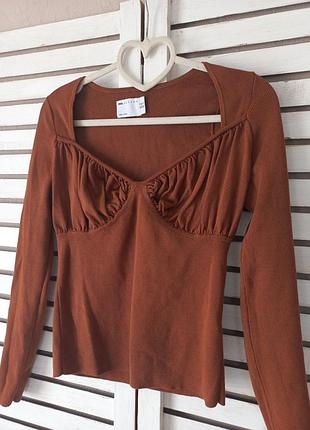 Стильний светр з драпіруванням