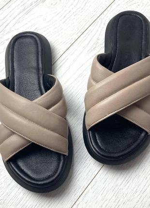 Бежевые шлепанцы из натуральной кожи