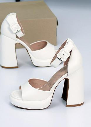 Женские босоножки на каблуке с ремешком / босоножки на каблуках с застежкой блочный каблук белые