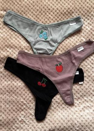 Хлопковые трусики-стринги с нашивкой