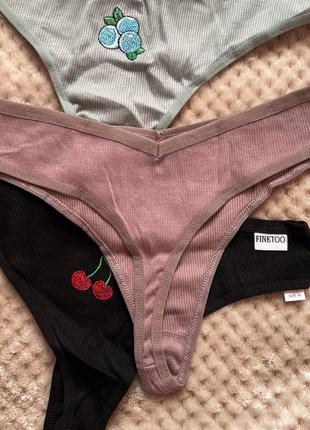 Хлопковые трусики-стринги с нашивкой