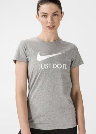 Серая футболка nike