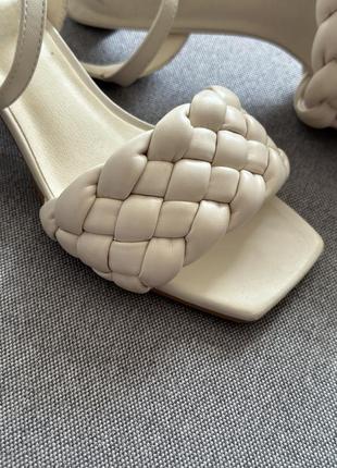 Босоножки (производитель гардероба)