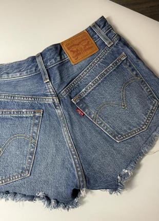 Джинсові шорти з потертостями рваностями levis джинсовые шорты левис
