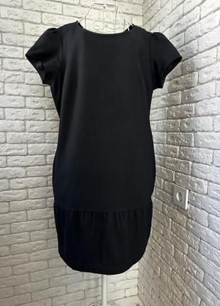 Черное шерстяное платье с коротким рукавом и воланом