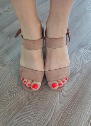 Босоніжки жіночі