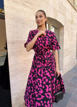 Платье миди женское летнее весеннее леопард приталенное а силуэта с v образным декольте на запах малина софт