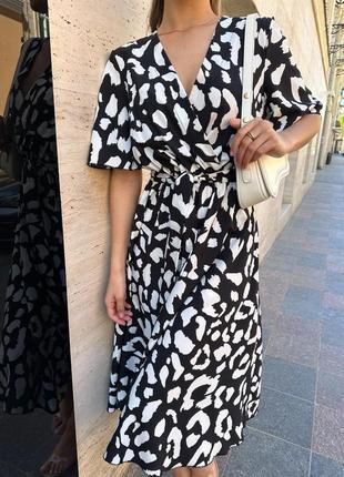 Платье миди женское летнее весеннее леопард приталенное а силуэта с v образным декольте на запах белое софт